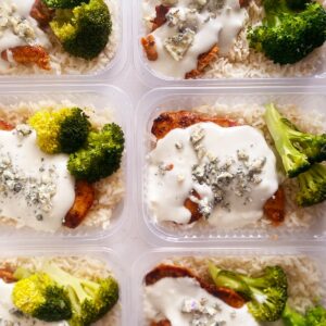 Filé de frango grelhado ao molho de gorgonzola (140g), brócolis (40g), arroz branco (110g) – prato sem glúten