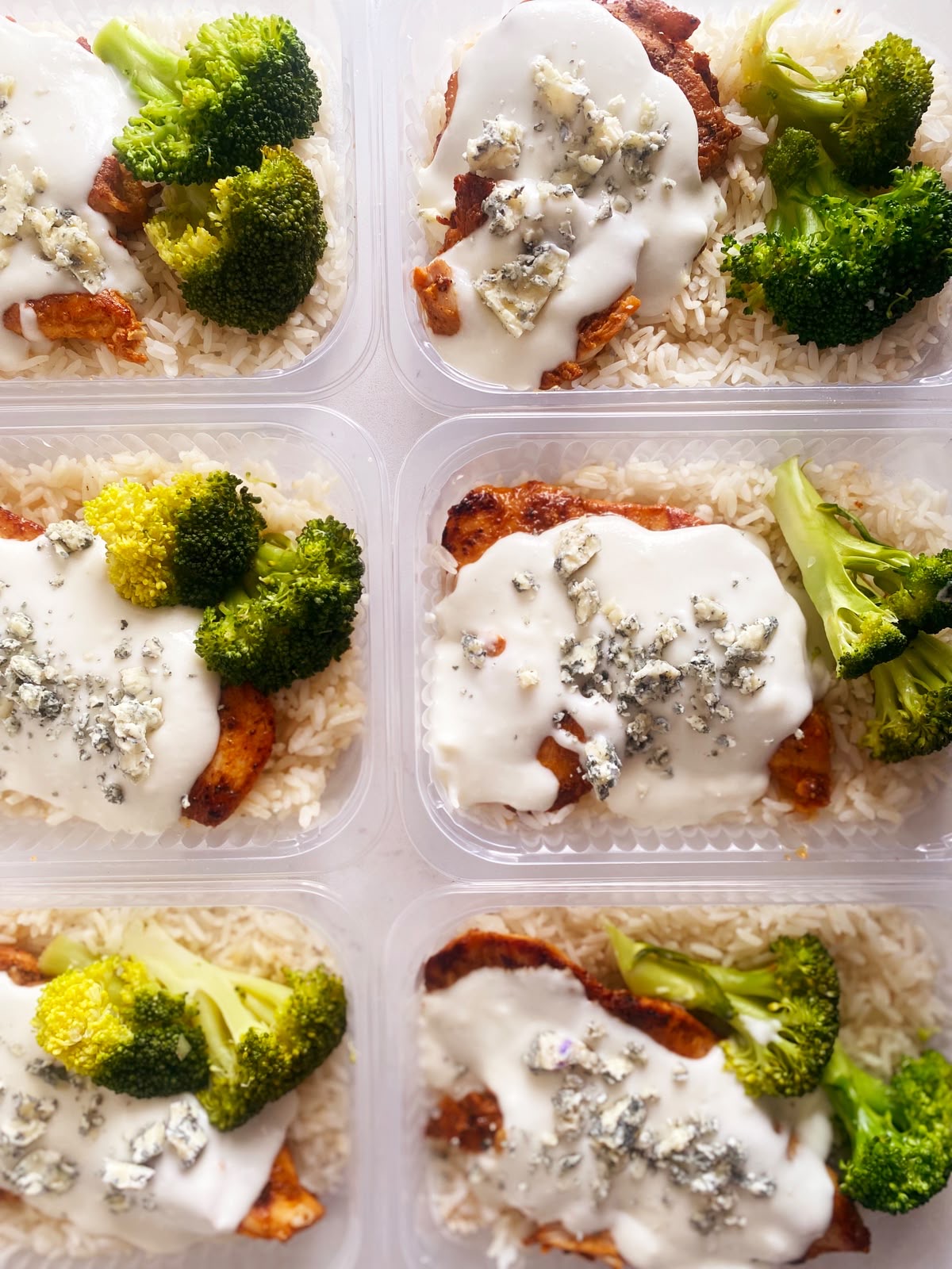 Filé de frango grelhado ao molho de gorgonzola (140g), brócolis (40g), arroz branco (110g) - prato sem glúten