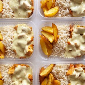 Filé de frango ao molho de mostarda Dijon e mel (170g), batata rústica (80g), arroz (100g) – prato sem glúten