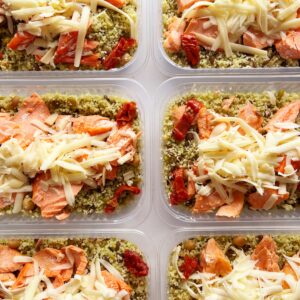 APENAS 24H NO VALOR DO KIT 🗣️⚠️Salada caprese com salmão ao forno, couscous marroquino, grãos, pesto de rúcula, tomate seco e mussarela de búfala – 300g