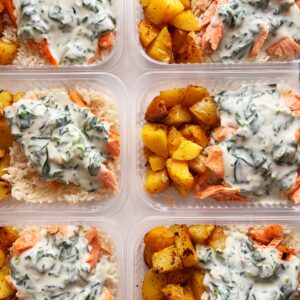 APENAS 24H NO VALOR DO KIT 🤩Salmão ao creme de espinafre (150g), batata rústica (100g), arroz (100g) – prato sem glúten