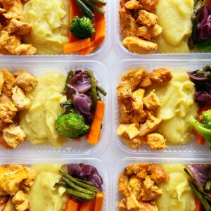Filé de frango assado (110g), purê de mandioquinha (150g), legumes (80g) – prato sem glúten/lactose