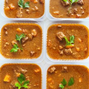 300g – porção de guisado de carne com cenoura e bacon