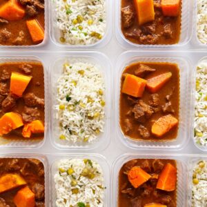 Ensopado de carne com abóbora (200g), arroz com ervilha e salsinha (130g) – prato sem glúten/lactose