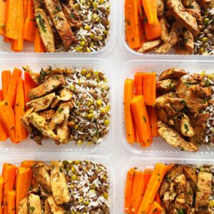 Frango grelhado (110g), cenoura temperada (90g), arroz multigrãos (100g) – prato sem glúten/lactose