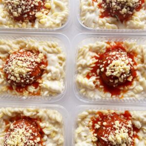 Almôndega de carne à parmegiana (130g), massa ao molho branco (220g) – prato sem glúten