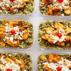 Salada de couscous marroquino, grãos, pesto, filé de frango assado e mussarela de búfala – 300g