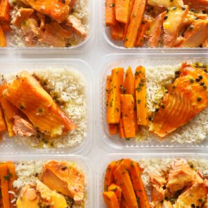 APENAS 24H NO VALOR DO KIT 🤩🥳Salmão ao molho de maracujá (120g), cenoura temperada (70g), arroz (110g) – prato sem glúten/lactose