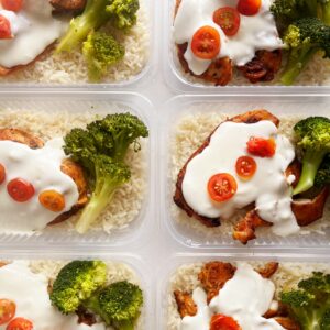 Filé de frango grelhado ao molho branco e tomate cereja (140g), brócolis (40g), arroz branco (110g) – prato sem glúten