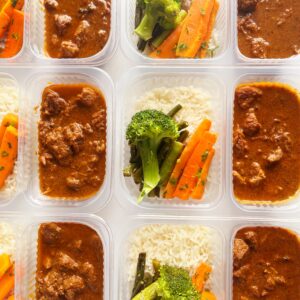 Carne de panela (180g), legumes (70g), arroz (100g) – prato sem glúten/lactose