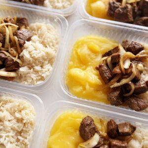 Carne do sol de alcatra acebolada (100g), aipim rústico (150g), arroz (100g) – prato sem glúten