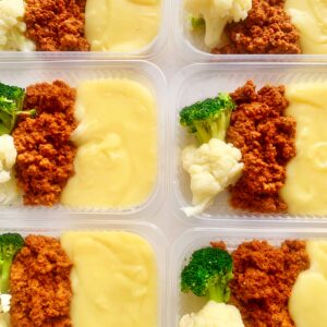 Carne moída (120g), purê de batata (150g), brócolis e couve flor (50g) – prato sem glúten