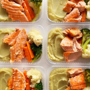 24H NO VALOR DO KIT 🗣️⚠️Salmão ao forno (90g), brócolis, couve-flor e cenoura (80g), purê de batata doce (150g) – prato sem glúten/lactose