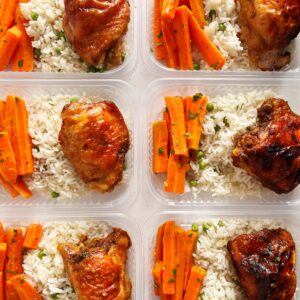 Sobrecoxa assada (130g), cenoura temperada (70g), arroz com ervilha (100g) – prato sem glúten/lactose