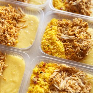 Frango desfiado (100g), purê de aipim (100g), cuscuz com cenoura e bacon (130g) – prato sem glúten