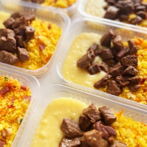 Carne do sol de alcatra (90g), farofa de cuscuz com cenoura e bacon (120g), purĂȘ de aipim (100g) – prato sem glĂșten
