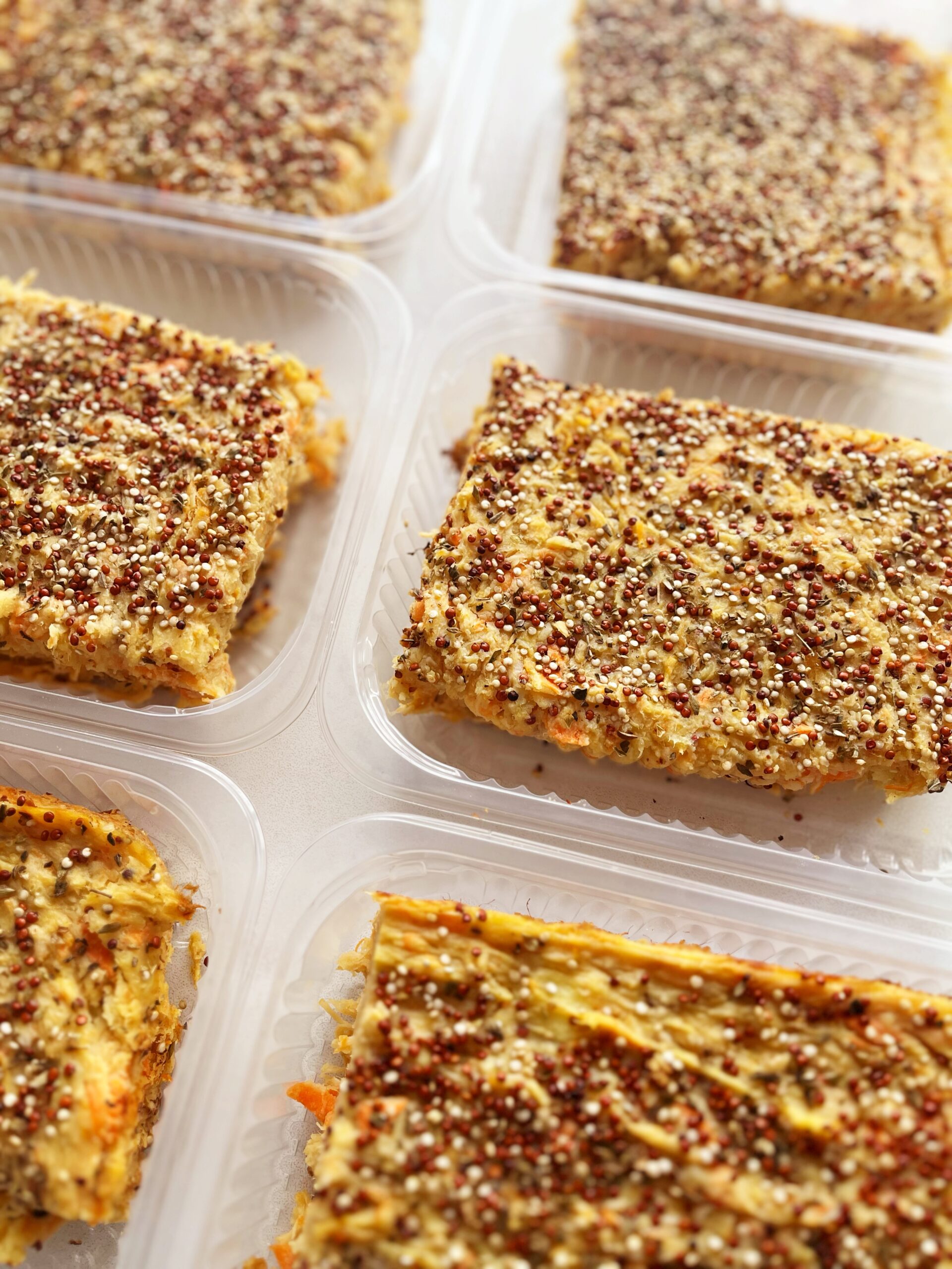 Torta SUPER PROTEICA de frango, cenoura, aveia, ovos, quinoa branca, quinoa vermelha - prato sem glúten/lactose (350g)
