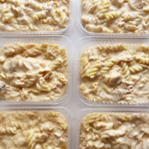 Massa sem glúten ao molho cremoso de frango, queijo brie e champignon – 350g