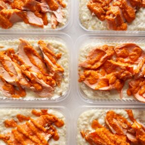 APENAS 24H NO VALOR DO KI 🤩🎉Salmão ao pesto de tomate seco (100g), arroz à piamontese (250g) – prato sem glúten