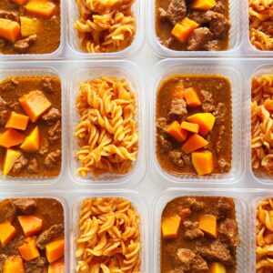 Ensopado de carne e abóbora (200g), macarrão (150g) – prato sem glúten/lactose