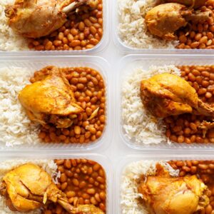 Coxa ou sobrecoxa de frango cozida (mín. 130g), arroz branco (80g), feijão carioca (140g) – prato sem glúten/lactose