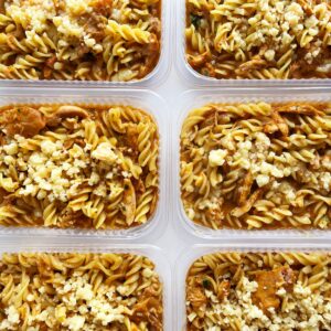 Pasta Sole: macarrão sem glúten, frango em lascas, alho poró, provolone, mussarela e caldo artesanal de frango – 350g