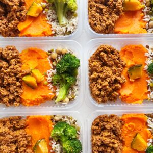 Carne moída (120g), mix de grãos com brócolis (80g), purê de abóbora (150g) – prato sem glúten/lactose