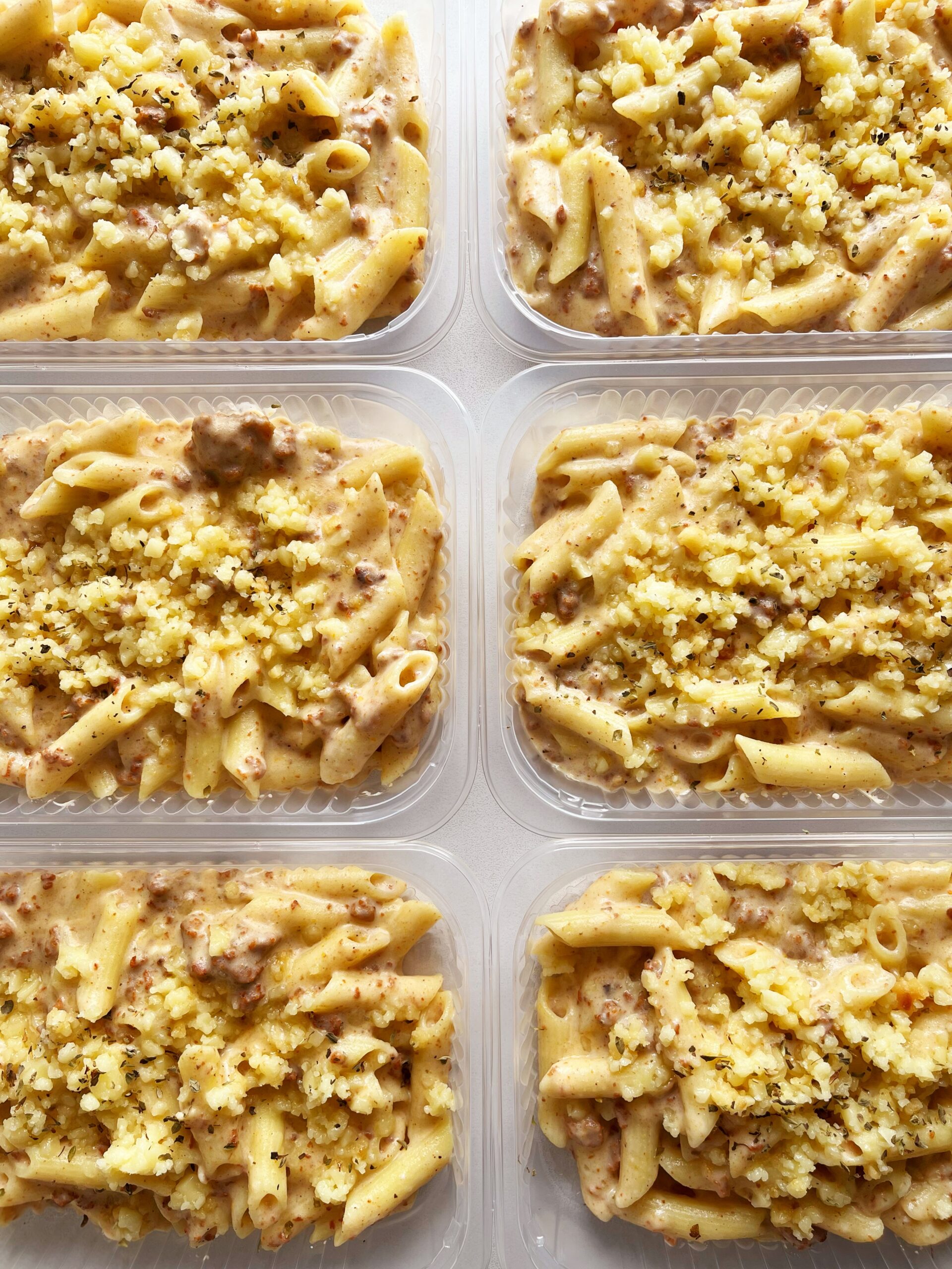 Massa sem glúten ao molho cremoso de carne aos três queijos - provolone, mussarela e queijo cremoso (350g)