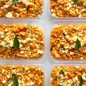 APENAS 24H NO VALOR DO KIT 🤩🗣️Risoto Mediterrâneo: com camarões, pesto artesanal de tomate seco, manjericão e mussarela – prato sem glúten (350g)
