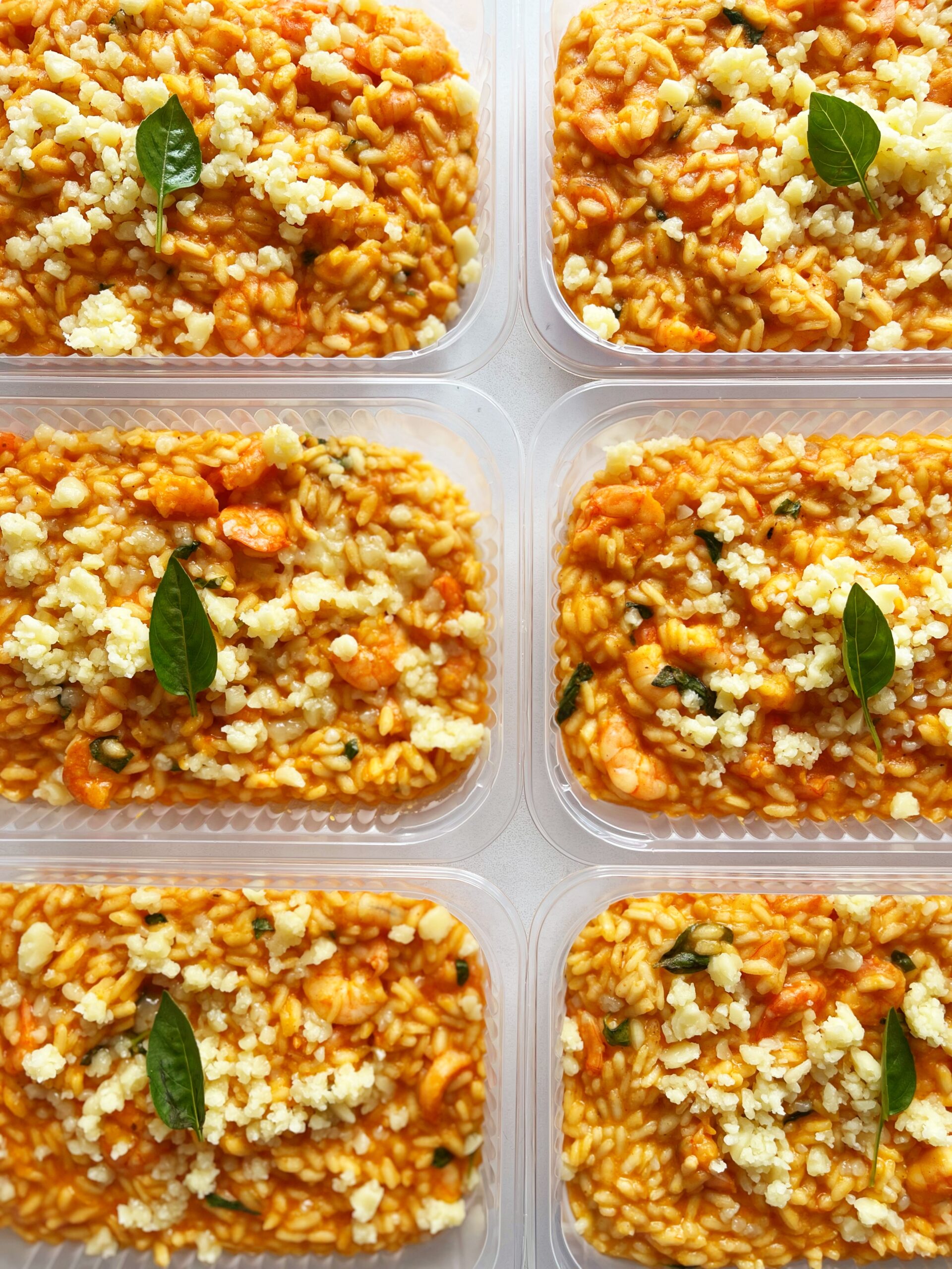 APENAS 24H NO VALOR DO KIT đ€©đŁïžRisoto MediterrĂąneo: com camarĂ”es, pesto artesanal de tomate seco, manjericĂŁo e mussarela - prato sem glĂșten (350g)