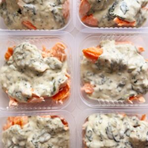 Porção: salmão ao forno (120g), molho sem glúten espinafre (80g) – sem glúten/lactose