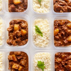 Carne de panela com aipim (200g), arroz branco (150g) – prato sem glúten/lactose