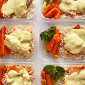 VALOR DO KIT NO FDS🤩🗣️Salmão ao molho de mostarda Dijon (130g), brócolis e cenoura (70g), arroz branco (100g) – prato sem glúten