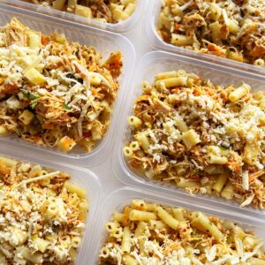 Salada POWER: mini rigatoni sem glúten, frango desfiado, creme artesanal de couve-flor, palmito, quinoa, ervilha, cenoura, manjericão e parmesão – 300g