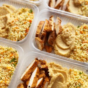 Filé de frango grelhado (100g), couscous marroquino temperado (80g), purê de grão de bico (140g) – prato sem lactose