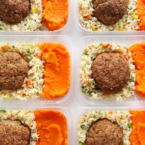 Quibe funcional com carne e quinoa (140g), purê rústico de abóbora (110g), arroz temperado (100g) – prato sem lactose