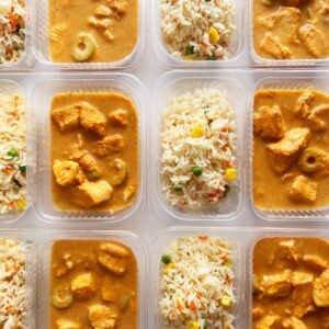 Strogonoff fit de frango com azeitona (200g), arroz temperado (130g) – prato sem glúten