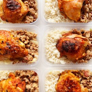 Frango de padaria (mín. 130g), feijão tropeiro com defumados (120g), arroz branco (100g) – prato sem glúten/lactose