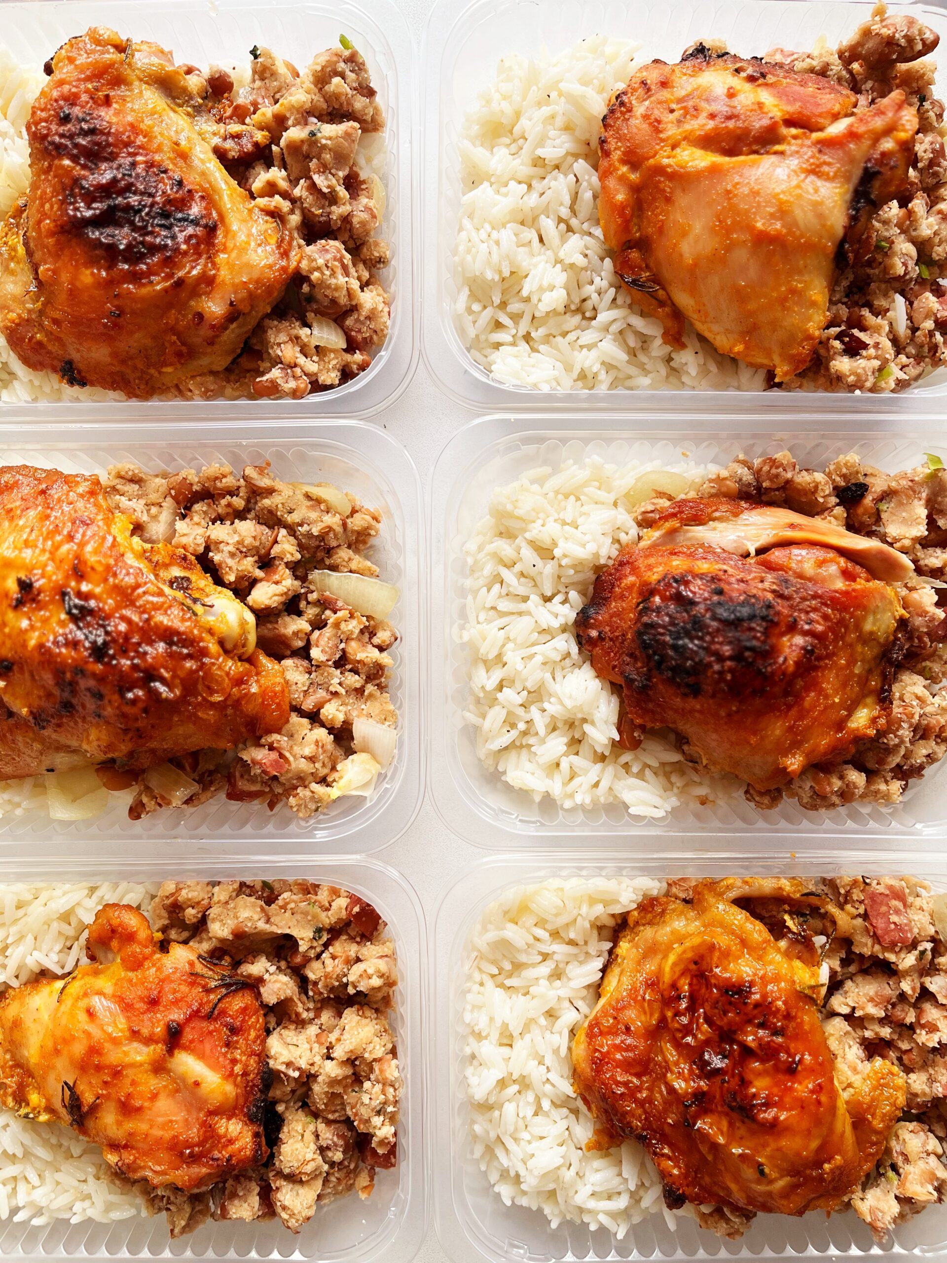 Frango de padaria (mín. 130g), feijão tropeiro com defumados (120g), arroz branco (100g) - prato sem glúten/lactose