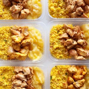 Filé de peito de frango assado (100g), farofa de cuscuz com bacon (100g), aipim rústico (120g) – prato sem glúten
