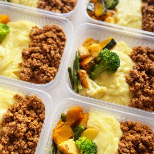 Carne moída (120g), legumes da estação (80g), purê de raízes (150g) – prato sem glúten