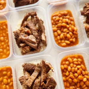 Filé especial grelhado (90g), feijão carioca (160g), arroz branco (100g) – prato sem glúten/lactose