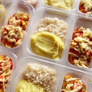 Parmegiana FIT: filé de peito de frango assado à parmegiana (150g), purê de batata doce (120g), arroz branco (80g) – prato sem glúten