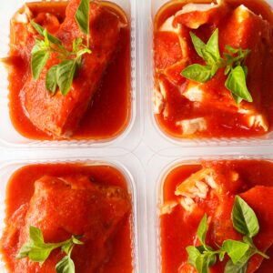Porção: salmão assado (130g), molho artesanal de tomate (70g) – sem gluten/lactose