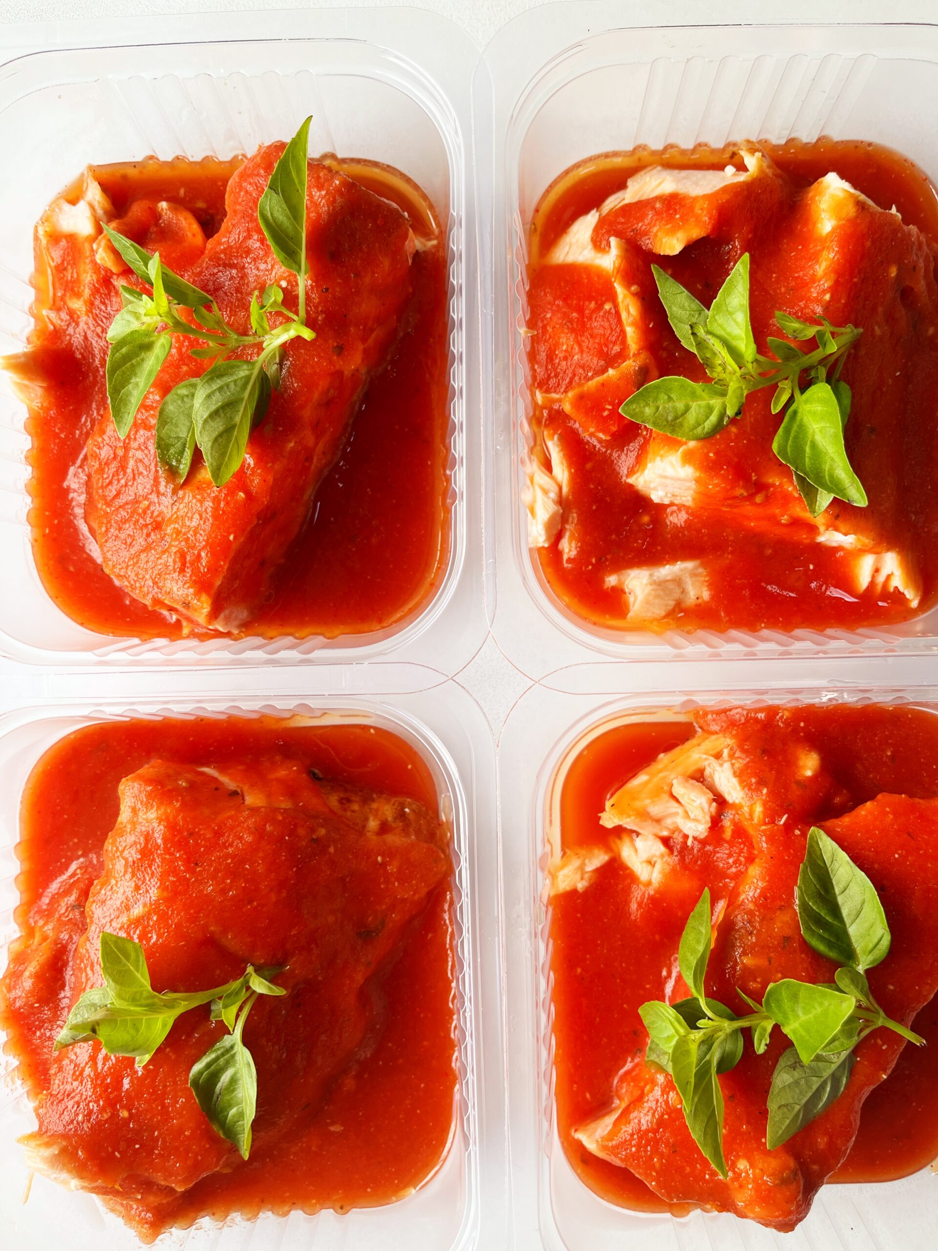 Porção: salmão assado (130g), molho artesanal de tomate (70g) - sem gluten/lactose