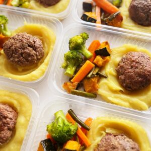 Polpetone assado de carne (1 und., aprox. 90g já assado), purê de mandioquinha (150g), legumes da estação (80g) – prato sem glúten/lactose