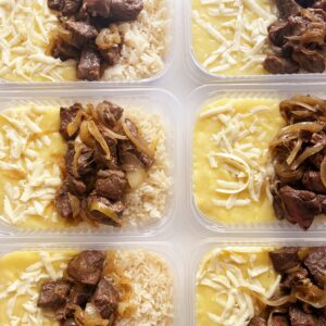 Carne do sol de alcatra acebolada (90g), purê de raízes com coalho (160g), arroz branco (100g) – prato sem glúten