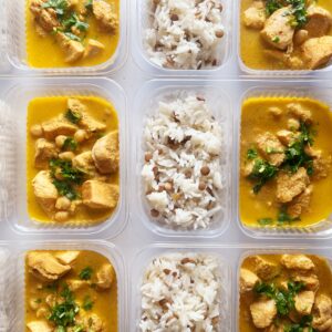 Frango indiano com grão de bico e coentro (220g), arroz branco (130g) – prato sem glúten/lactose