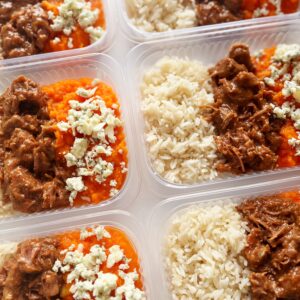 Carne de panela (100g), purê de abóbora ao gorgonzola (150g), arroz branco (100g) – prato sem glúten