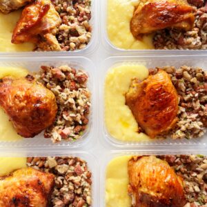 Sobrecoxa assada (mín. 130g), purê de aipim (100g), baião de dois com defumados (120g) – prato sem glúten